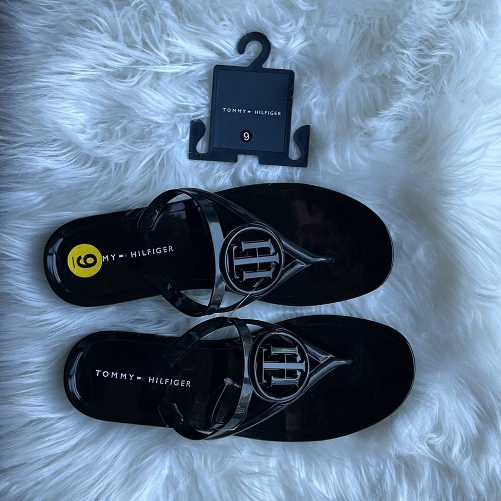 🆕 Tommy Hilfiger Women's Black Shiny Flip Flop Thong Sandals Jelly Shoes Size 9 - Picture 3 of 6